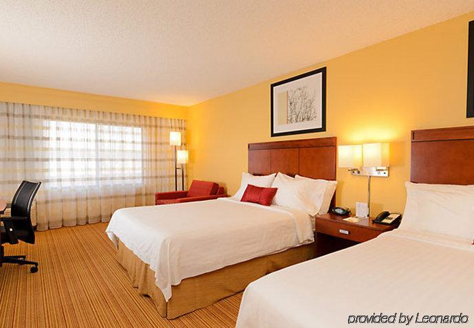 Отель Courtyard By Marriott Фредерик Номер фото